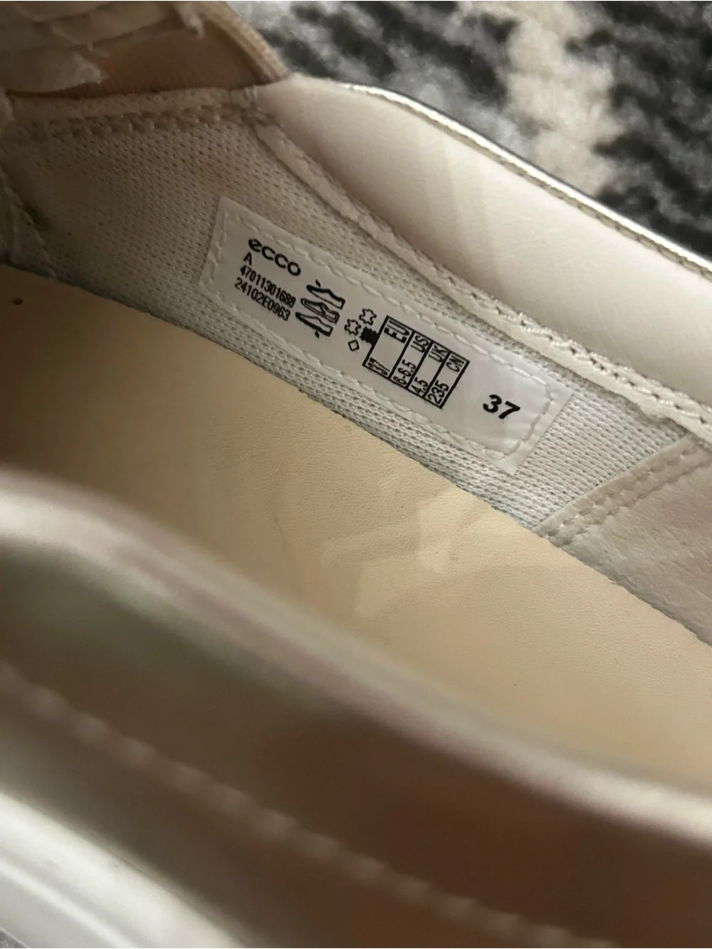 Ecco Pure White Gold Slip-On Woven Metallic Women’s Sneaker Size 7